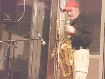 Bild 4: Axel Petry spielt auf zwei Saxophonen gleichzeitig
